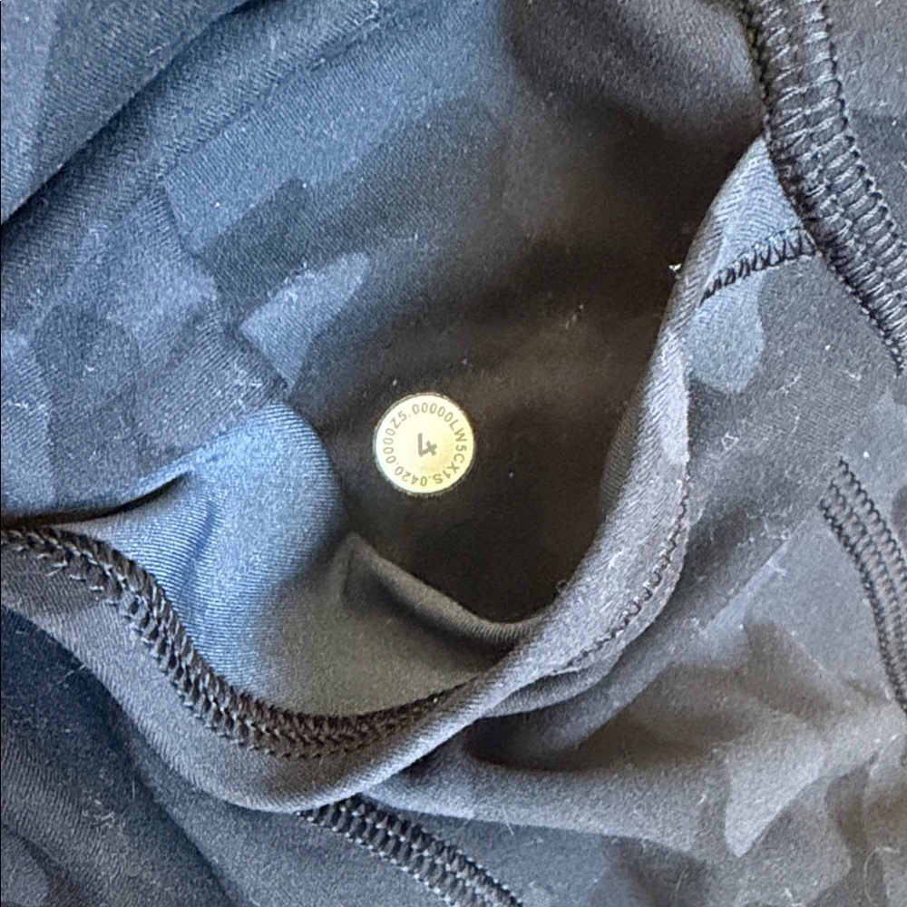 Lululemon Invigorate 25” legging in black camo - Picture 3 of 3
